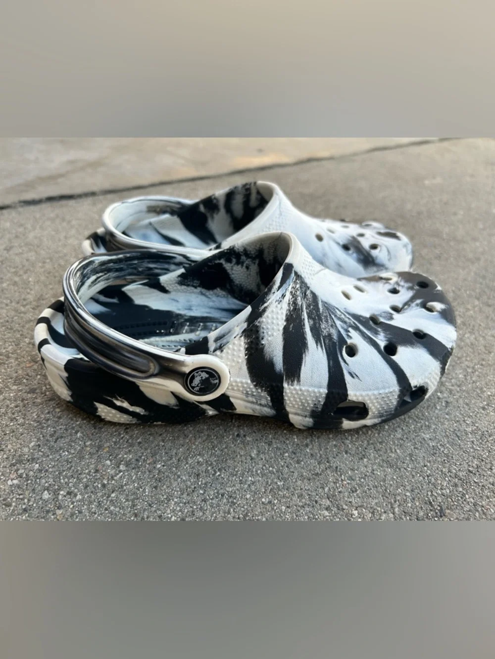 CROCS Big Kids Classic Black/White Marbled Clogs size J3 - Picture 3 of 3